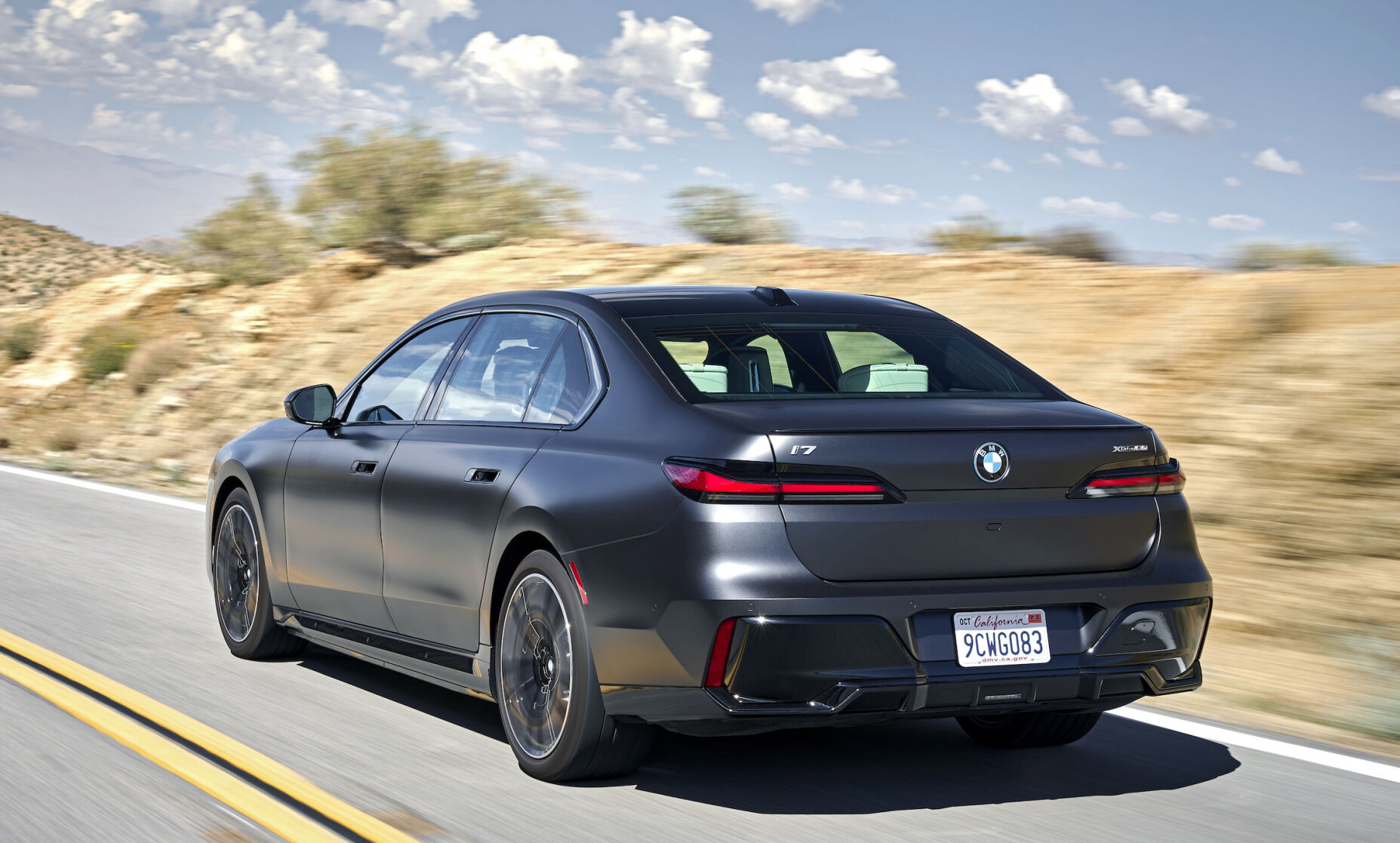 BMW_i7_xDrive60_Frozen_Deep_Grey_015.jpg